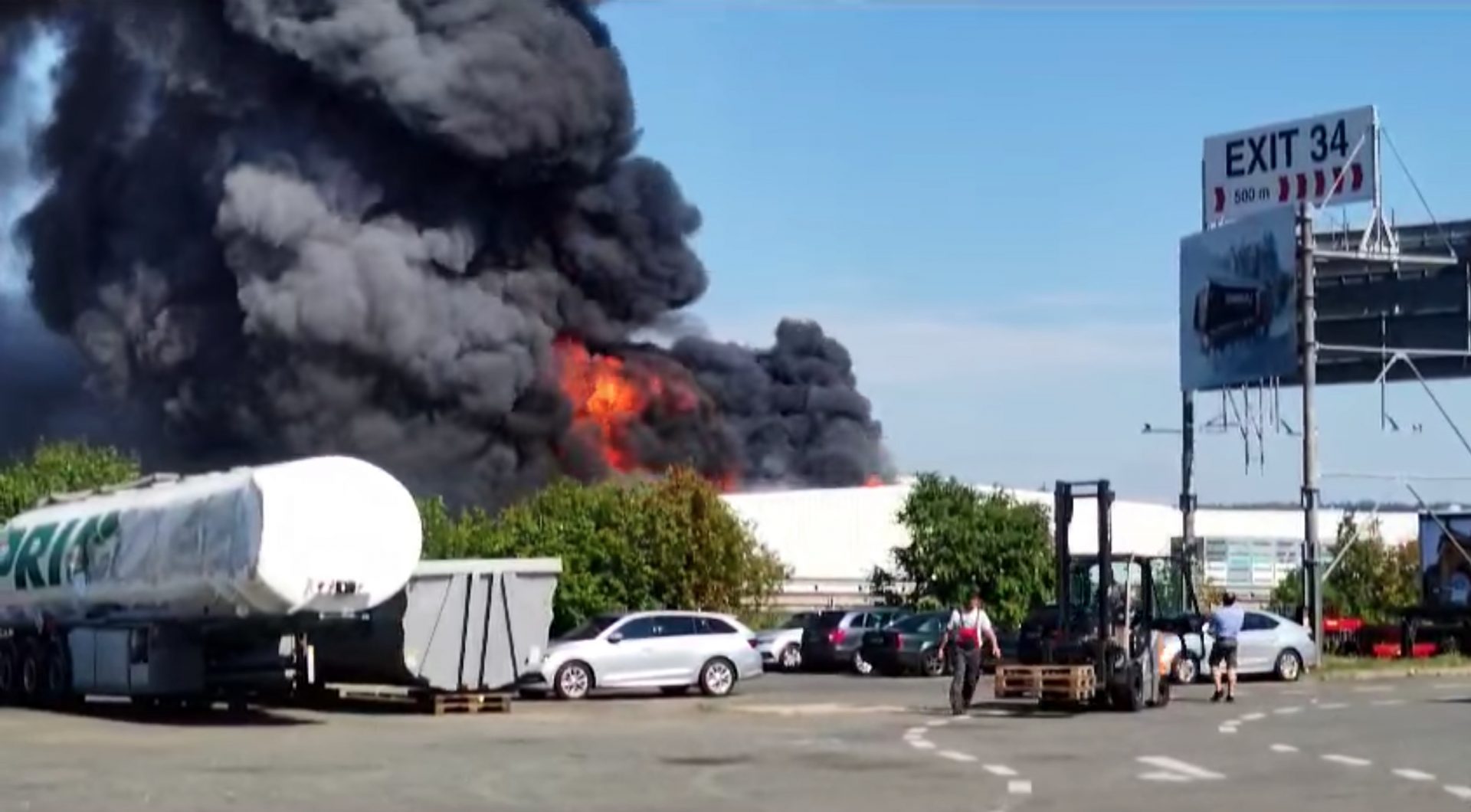 Video: Huge Fire At Plastics Production Complex Near Czech Beroun - Prague  Monitor